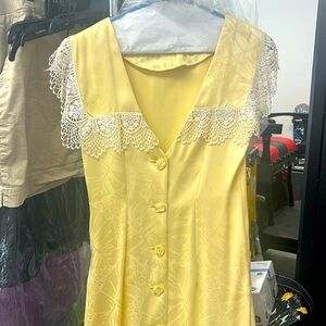 VINTAGE yellow dress with lace. Size 5 - Junior sizing made in USA